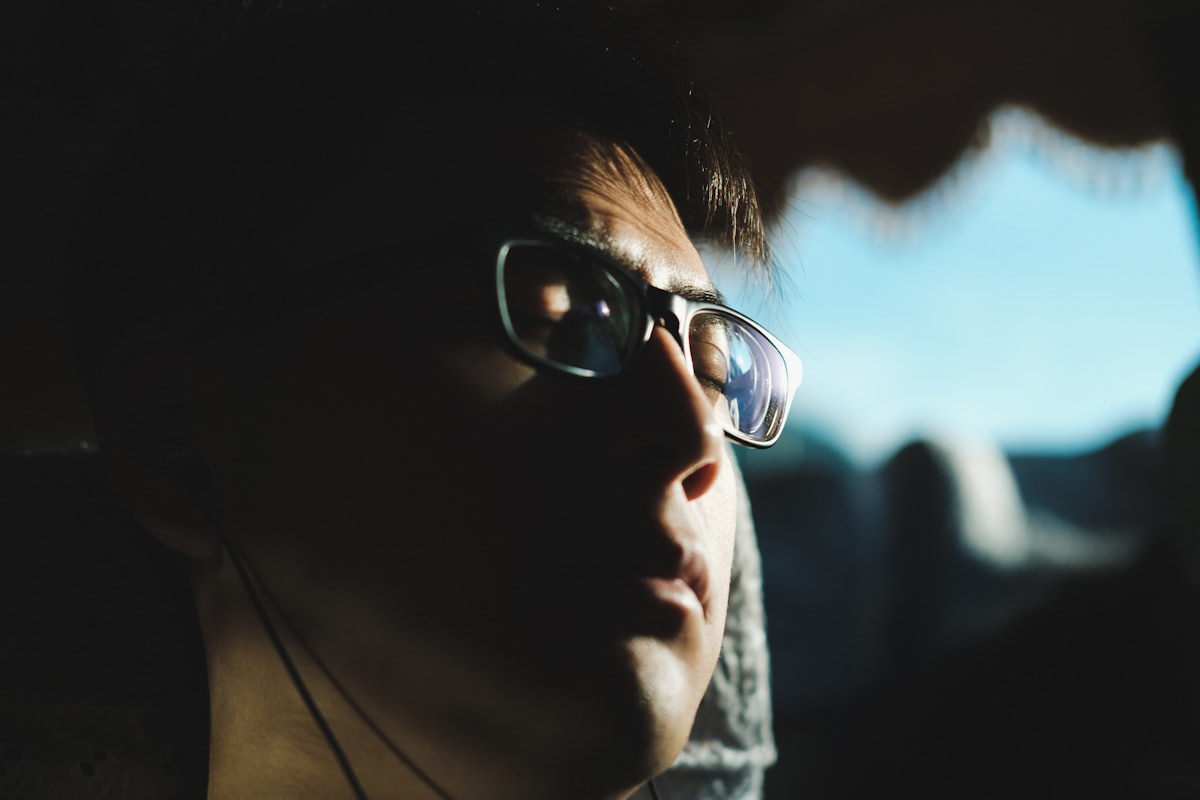 Personne aux yeux fermés, au calme, illustrant la réduction de la charge mentale grâce à l'IA