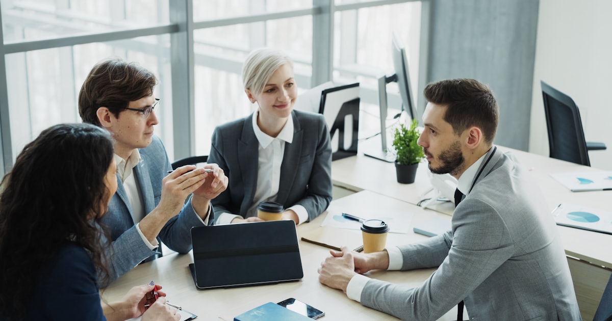 Équipe diverse en réunion dans un bureau moderne, illustrant le défi organisationnel de l'IA